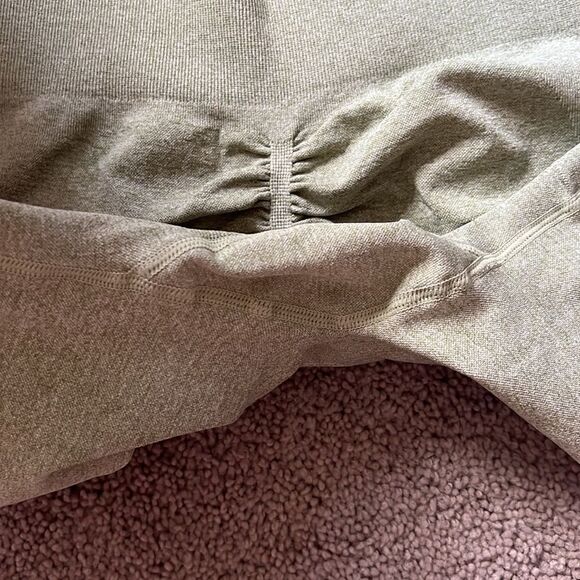 NWOT Women’s Size M High Waisted Workout scrunched booty shorts olive green - Picture 6 of 7